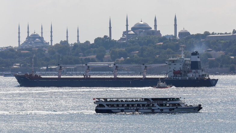 Das unter der Flagge von Sierra Leone fahrende Frachtschiff "Razoni" ankert im Bosporus vor Istanbul. Der mit 26.000 Tonnen Mais beladene Frachter ist der erste, der die Ukraine seit der russischen Invasion verlassen hat.