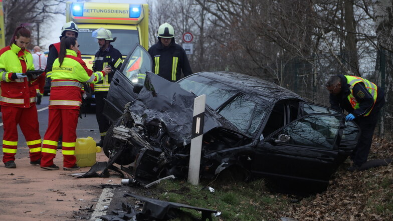 Ein BMW-Fahrer hatte offenbar die Kontrolle über sein Fahrzeug verloren und war in den Gegenverkehr geraten.