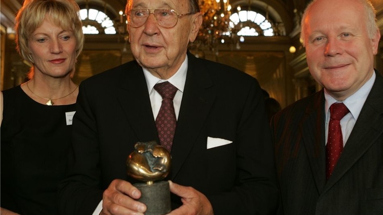 Die Grande Dame des Presseclubs flankiert 2004 Kästner-Preisträger Hans-Dietrich Genscher (M.), daneben der damalige Ministerpräsident Georg Milbradt.