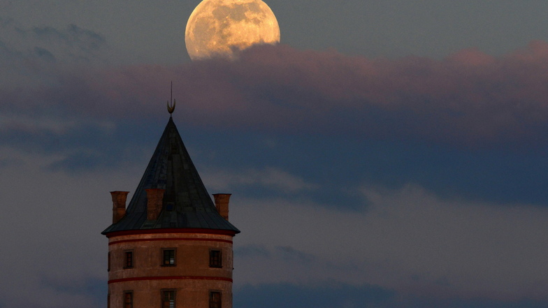 Der Mond über dem Jagdschloss Humprecht in Sobotka, 80 Kilometer nördlich von Prag.