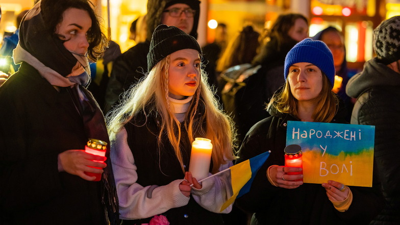 Mehr als 1.500 Menschen haben sich zum Gedenken an die Opfer des Krieges in der Ukraine auf dem Dresdner Neumarkt versammelt.