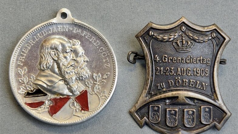Diese gut erhaltene Medaille von einem Turnfest und ein Anstecker vom Grenadiertag 1909 sind in den Bestand des Museums aufgenommen worden.
