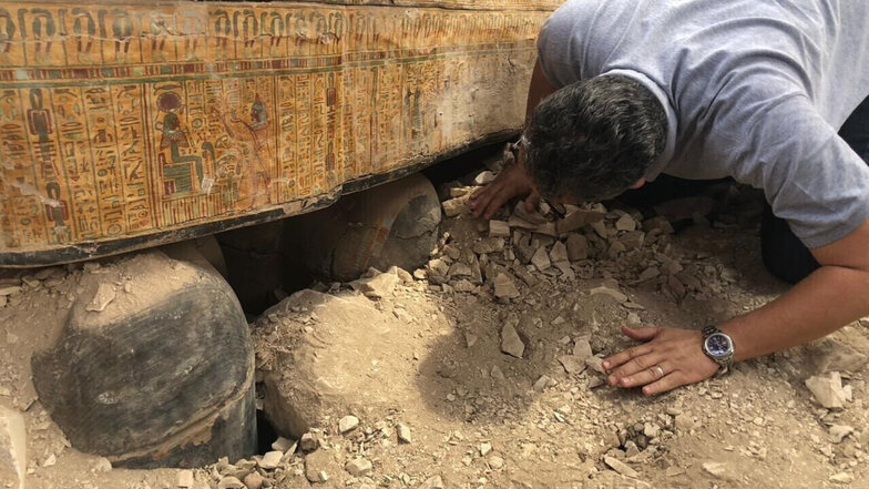 Chalid al-Anani, Antikenminister von Ägypten, schaut sich einen Holzsarg an. 