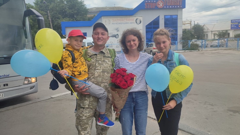 Wieder vereint: Ljubov Demjantschuk (zweite von rechts) mit Mann Vitaly (links), Sohn und Tochter (rechts) bei der Ankunft in Khoroshiv.
