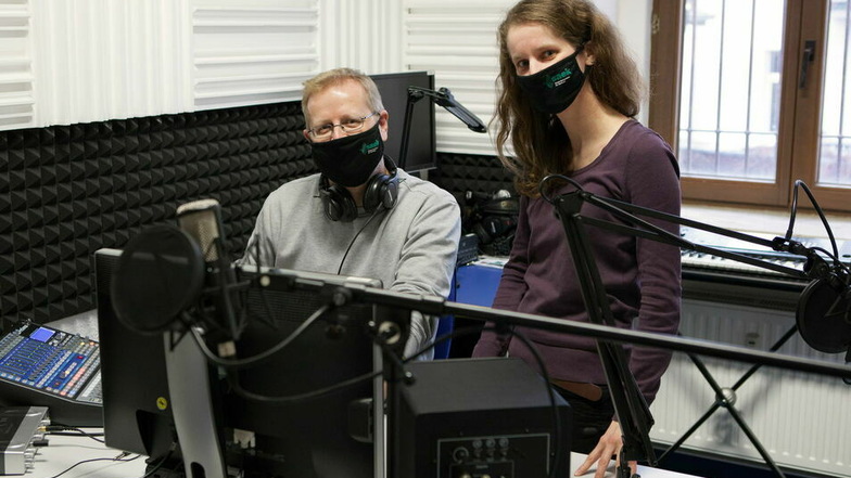 Olav Giewald und Franziska Könitzer im Tonstudio von SAEK Görlitz.