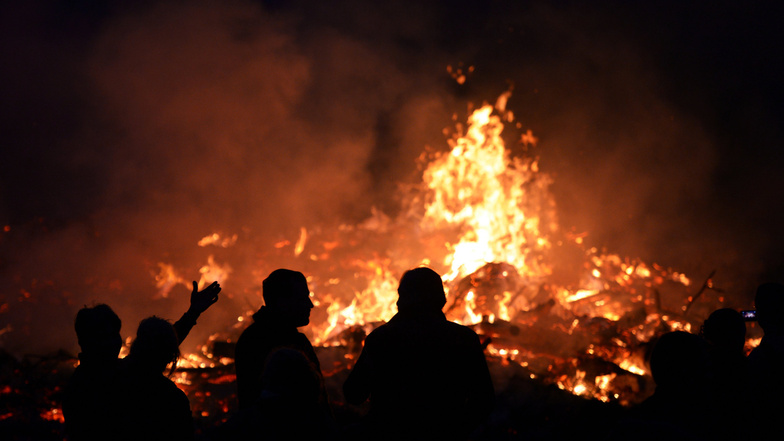 Feuer gehören zur Ostertradition in der Region.