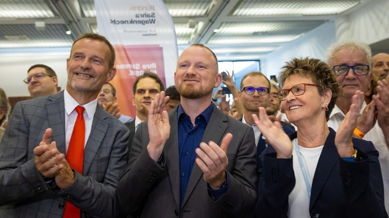 Waren zur Wahlparty in Dresden erleichtert und zufrieden: BSW-Landes-Vorsitzender Jörg Scheibe, Generalsekretär Christian Leye (M.) und Spitzenkandidatin Sabine Zimmermann.