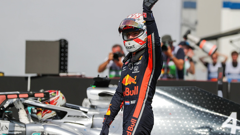 Max Verstappen aus den Niederlanden vom Team Aston Martin Red Bull Racing winkt den Zuschauern an der Strecke zu.