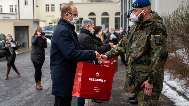 Sind sie bald wieder in größerer Zahl in Görlitz? Im November/Dezember halfen Bundeswehrsoldaten schon einmal in Klinken und Heimen - im Februar gab es zum Dank einen Zapfenstreich (Foto). Aktuell helfen zwölf Soldaten bei der Kontaktverfolgung.