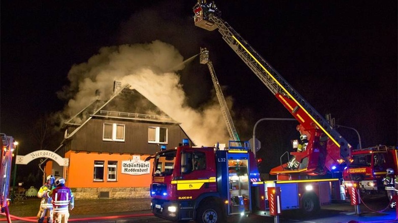 Die Feuerwehr kämpft gegen die Flammen. Seit Montag gegen 3 Uhr brennt der Gasthof "Schänkhübel" in Rossendorf.