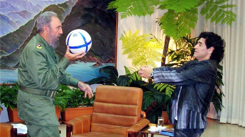 2005: Argentiniens Fußballlegende Diego Maradona beim Ballspielen.