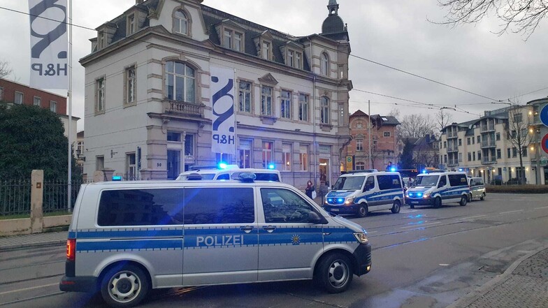 Die Polizei hat ihre Absperrungen am Schillerplatz teilweise zurückgefahren.