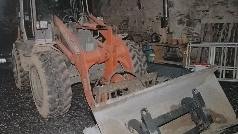 Dieser Radlader wurde auf einer Baustelle in Grumbach gefunden. Das Gericht in Dipps ist überzeugt, einen der Diebe ermittelt zu haben.