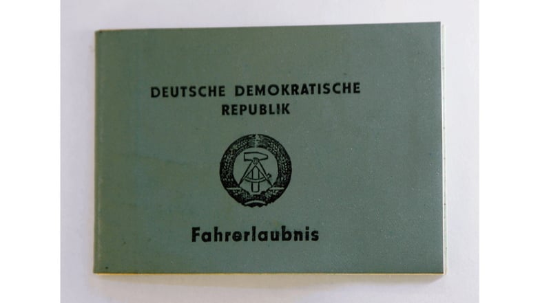Eine alte DDR-Fahrerlaubnis. Die Scheine sind nicht mehr gültig und müssen in die heute üblichen Scheckkarten umgetauscht werden