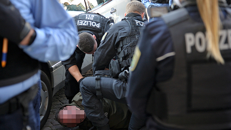 Festnahme in der Pirnaer Altstadt. Mindestens drei Personen griff die Polizei aus der Menge.