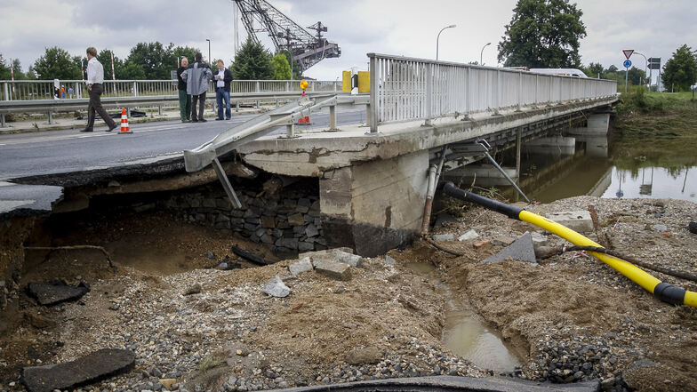 Auch die Brücke an der B99 in Hagenwerder wurde ein Opfer der Fluten.