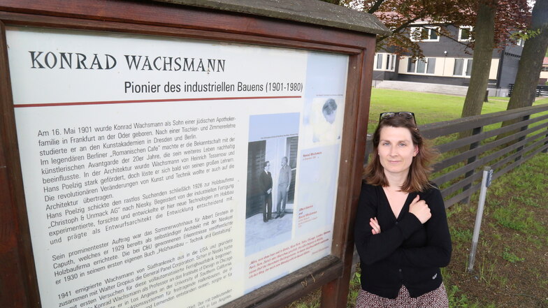 Claudia Wieltsch ist zuständig für das Konrad- Wachsmann-Haus (im Hintergrund). Inzwischen ist das Holzhaus nicht mehr nur Museum, sondern auch Forschungsstätte für den Holzbau in Niesky.