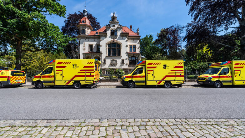 Rettungswagen stehen vor dem Standesamt in Dresden. Anlass war aber kein Einsatz, sondern die Hochzeit eines Team-Mitglieds.