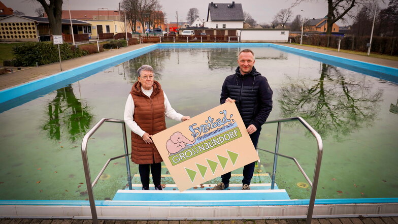 Jens Klotsche und Barbara Hockmann führen den Badverein Großnaundorf, der das Freibad betreibt. Als Nächstes will er eine Solaranlage errichten, um die Betriebskosten zu senken.