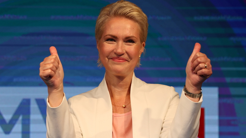 26.09.2021, Mecklenburg-Vorpommern, Schwerin: Manuela Schwesig (SPD), Ministerpräsidentin von Mecklenburg-Vorpommern jubelt bei der Wahlparty der SPD am 26. September.