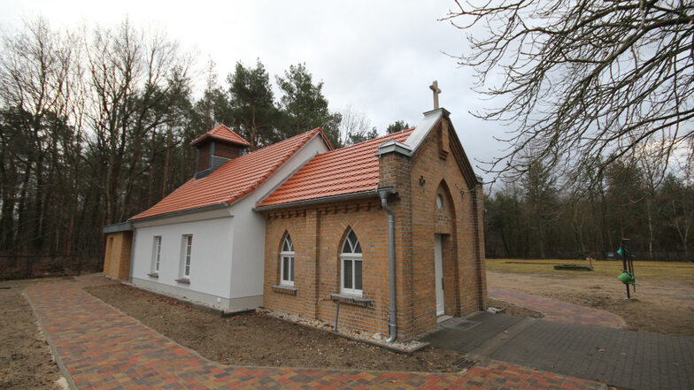 Ein Schmuckstück ist die Trauerhalle auf dem Friedhof von Neuwiese und Bergen geworden. Neu im Vergleich zum ursprünglichen Gebäude (Bild siehe Text) sind der Glockturm auf dem Dach und ein Anbau.