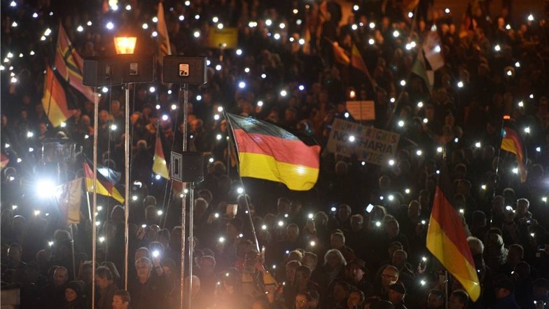 Mit den obligatorischen Smartphone-Lichtern endete die Pegida-Demo auf dem Theaterplatz.