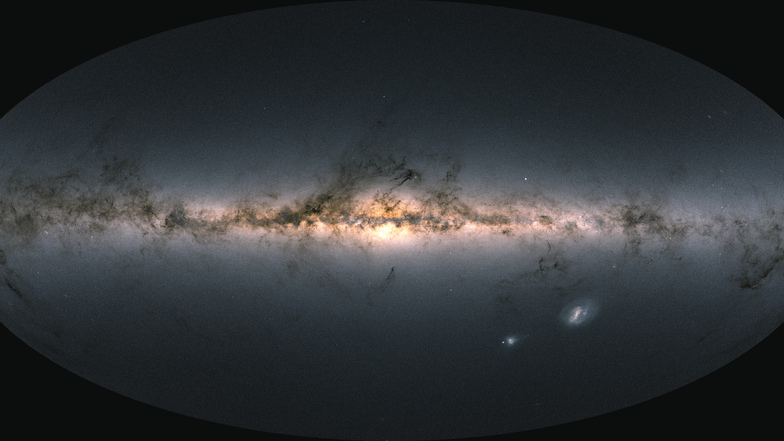 Das neue Bild von unserer Galaxie: Die helle horizontale Struktur ist die Ebene unserer Milchstraße. Es handelt sich eigentlich um eine abgeflachte Scheibe, die von der Kante aus gesehen die meisten Sterne der Galaxie enthält.