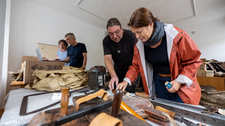 Hier bereiten die Ausstellungsgestalter Anne Escher (v.l.), Mario Graubner, Museumsleiter Thomas Klein und Barbara Graubner die neue Ausstellung im Lohgerbermuseum Dippoldiswalde vor.