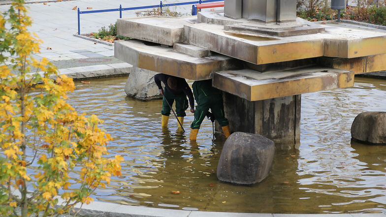 Der Brunnen auf dem Lausitzer Platz sprudelte schon seit einiger Zeit nicht mehr. In dieser Woche wurde der Stöpsel gezogen und das Wasser abgelassen.