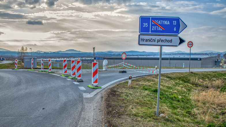 Die Zufahrt zur Straße nach Bogatynia und Zittau ist ebenfalls gesperrt.