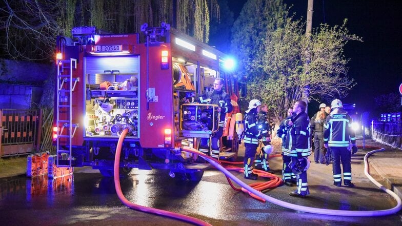 Mehrere Feuerwehren aus Leipzig sind am Mittwochabend zu einem Brand in einer Kleingartenanlage in Leipzig-Holzhausen ausgerückt.