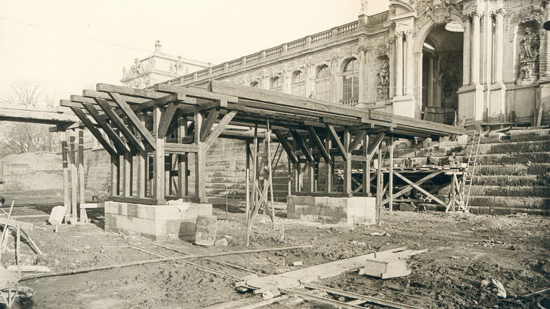 Über 100 Jahre nach dem Abriss wird die Zwingerbrücke ab 1929 entsprechend dem historischen Vorbild wieder aufgebaut. Dafür hatte sich damals Zwingerbaumeister Hubert Ermisch eingesetzt.