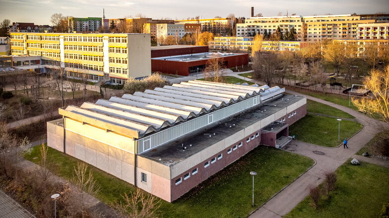 Die alte Sporthalle in Döbeln Nord war in den 1980er-Jahre gebaut worden. Mittlerweile genügte sie den Anforderungen für den Schulsport nicht mehr. Nach dem Bau einer neuen Halle wird sie aber noch für den Vereinssport gebraucht.