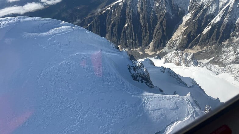 Einsatzkräfte der italienischen Bergrettung sind auf der italienischen Seite des Mont Blancs im Einsatz: Hier wurden mehrere Bergsteiger vermisst. Für vier von ihnen gibt es nun traurige Gewissheit.