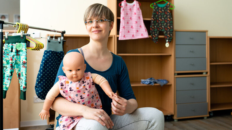 Fürs Foto war es eine Puppe, die Annnett Weise einkleidete. Im Praxisalltag wird sie für Eltern-Kind-Kurse und Kurse in der Babymassage genutzt.