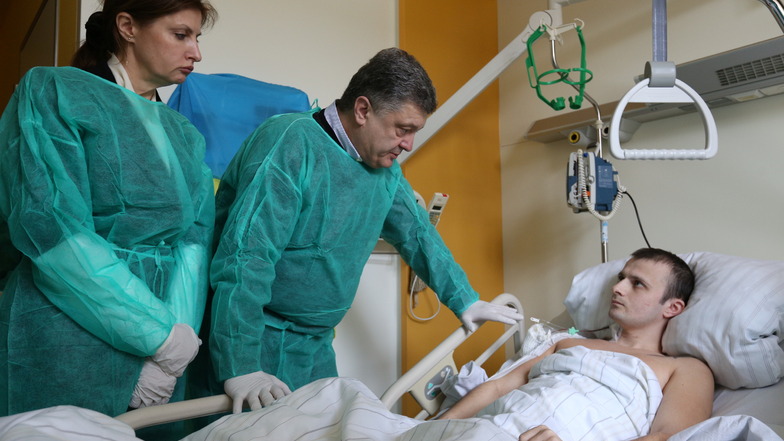 Das war vor sieben Jahren: Der damalige Präsident der Ukraine Petro Poroschenko besuchte den verwundeten ukrainischen Soldaten Volodimir Hera im Dresdner Krankenhaus Friedrichstadt. Jetzt wollen auch die Elblandkliniken Meißen der Ukraine helfen.