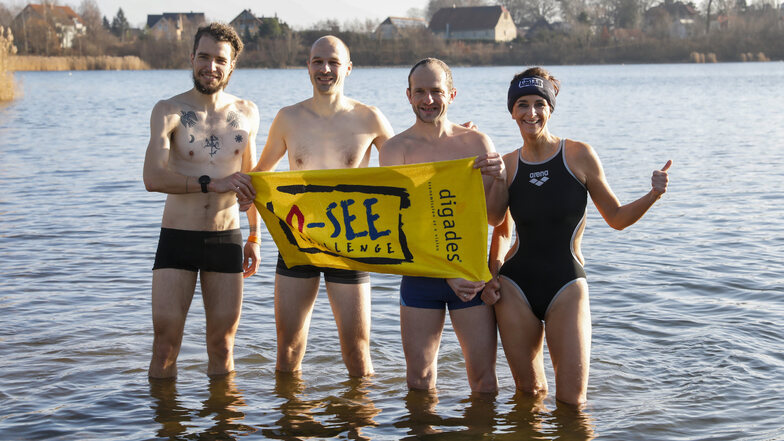 Stephan Meyer (Zweiter von rechts) hat das Jahr am Olbersdorfer See begonnen. Um 12 Uhr stieg er bei vier Grad in den Olbersdorf See. Mit dabei waren auch Steffi Kühnel (rechts) und Georg Rabe (links).