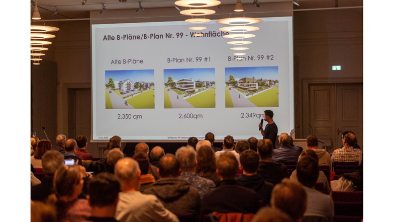 Hermann Stoklassa von der Firma Uniplan Management GmbH erläutert auf der Infoveranstaltung den neuen B-Plan zum "Wohngebiet am Siegfriedweg" in Graupa.