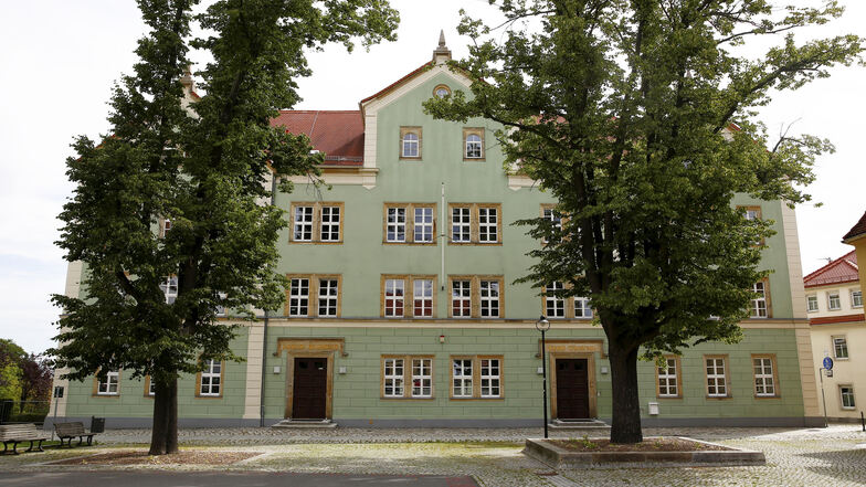 on der Bürgerschule zur 1. Oberschule Kamenz – das grüne Haus wurde am 19. August 1844, also vor 175 Jahren eingeweiht. Ein kleines Jubiläum, das für ein Schulgebäude durchaus ein großes ist. Hier startet am Montag der Forstfestauszug.