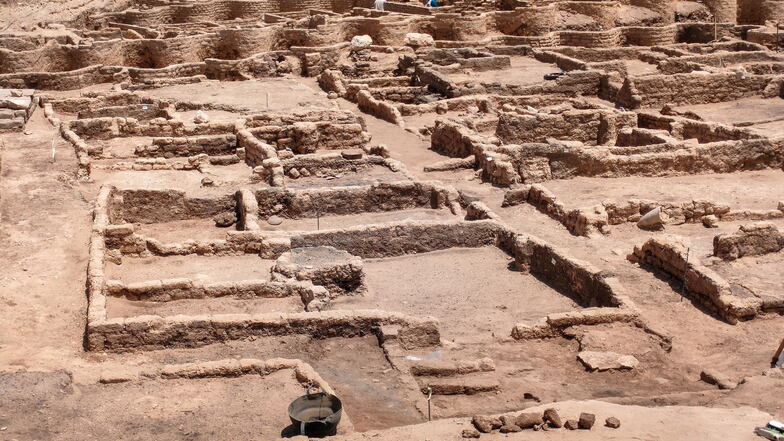 Gesamtansicht der 3000 Jahre alten Ruinen der von ägyptischen Archäologen entdeckten «verlorenen Stadt» im heutigen Luxor.