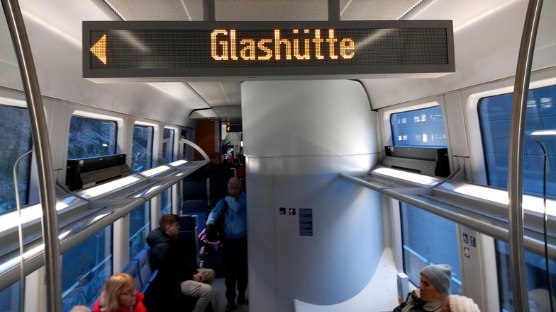 In den Zügen der Müglitztalbahn wird in Glashütte nun auch auf das Uhrenmuseum hingewiesen.