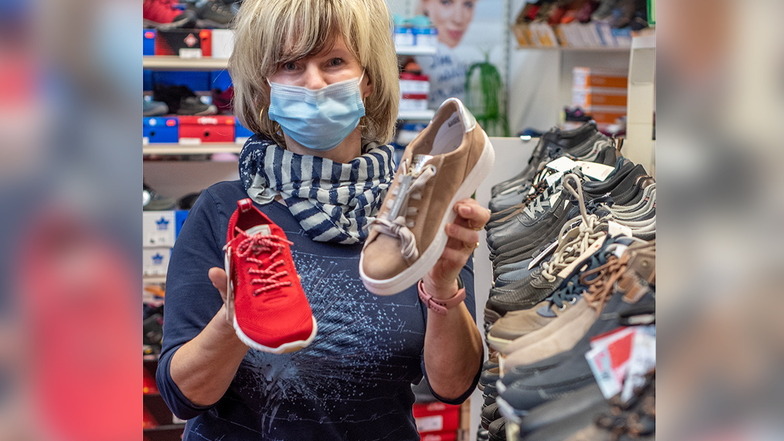 Seit die Kunden seit voriger Woche nach Terminabsprache wieder einkaufen kommen können, ist Ramona Schiffner, die Leiterin der Harthaer Filiale des Schuhhauses Riedemann, zuversichtlich. Diese Möglichkeit spreche sich langsam herum, sagt sie.