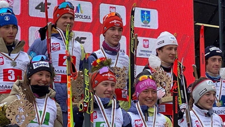 Jenny Nowak (vorn, 2.v.l.) vom Skiclub Sohland bei der Siegerehrung der besten Mixed-Teams.