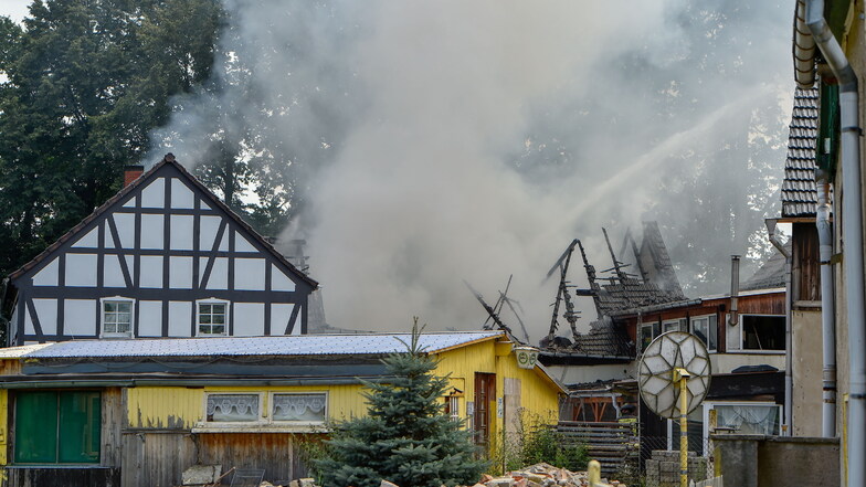 Bei dem Feuer im Neschwitzer Ortsteil Saritsch wurde der Dachstuhl einer Scheune zerstört. An einem Wohnhaus entstand Schaden.