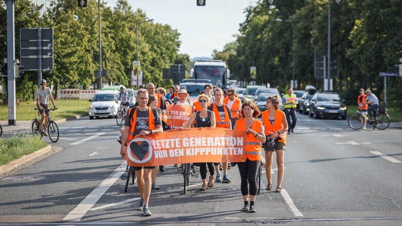 Blaues Wunder in Dresden: Letzte Generation veranstaltet Protestmarsch für den Verkehrsversuch