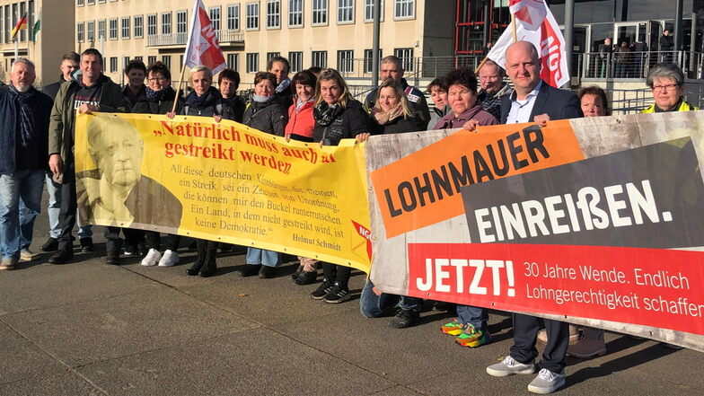 Die Beschäftigten von Vielfalt-Menü in Kesselsdorf protestierten am Donnerstag vor dem Landtag in Dresden und forderten dort höhere Löhne.
