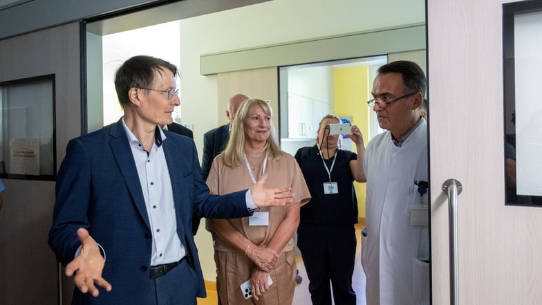 Chemnitz: Bundesgesundheitsminister Karl Lauterbach (SPD, l), und Petra Köpping (SPD, 2.v.l), Gesundheitsministerin von Sachsen, unterhalten sich am Klinikum Chemnitz mit Mathias Hänel (r), Chefarzt der Klinik für Innere Medizin III.