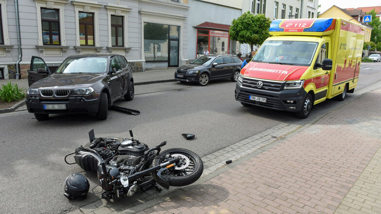 Motorradfahrer kollidiert mit Auto und wird schwer verletzt