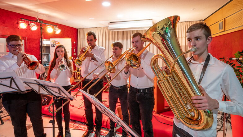 Das Blasorchester der Musikschule ist beim Konzert der Sparkasse aufgetreten. Die Musikschule braucht für das Ensemble Nachwuchs.