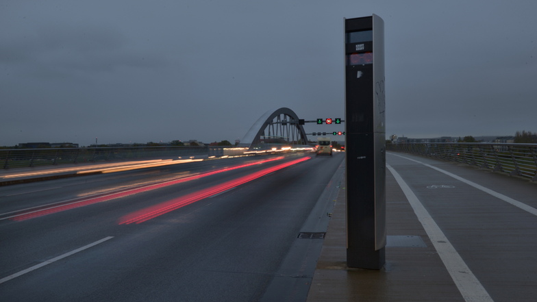 Nach Einbruch der Dunkelheit müssen Kraftfahrer auf der Waldschlößchenbrücke in Dresden jetzt bremsen.